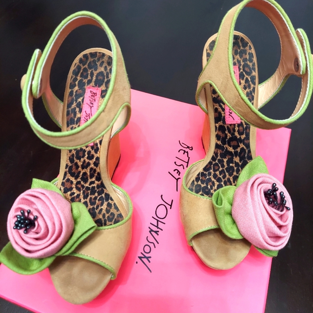 Betsey Johnson tan ‘Eldoris’ flower wedges size 6.5